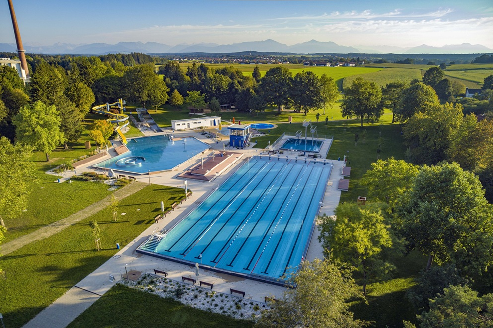Blick auf das Traunreuter Freibad aus der Vogelperspektive